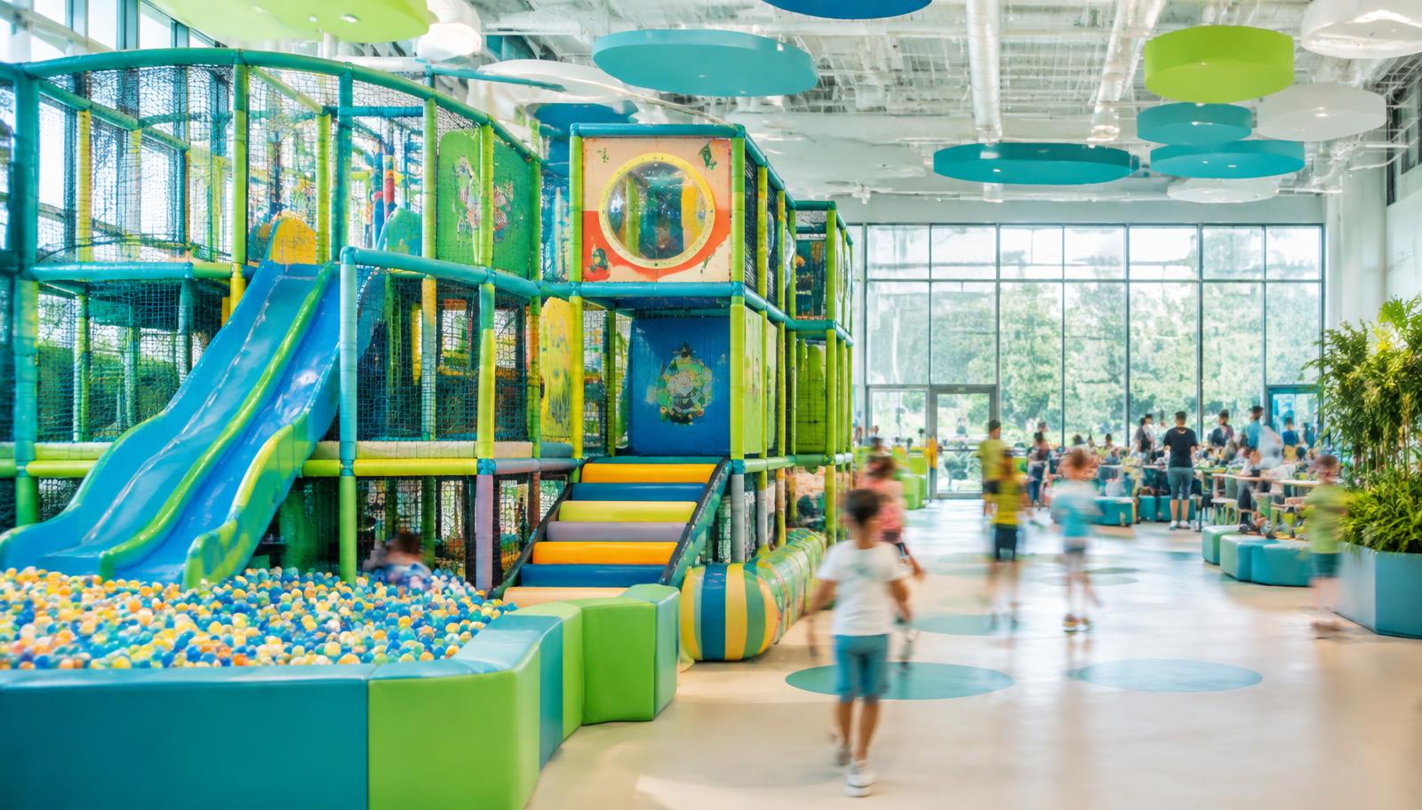 Kinder spielen in einem hellen Indoorspielplatz